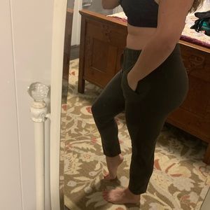 Lululemon On The Fly 7/8 pant size 6!